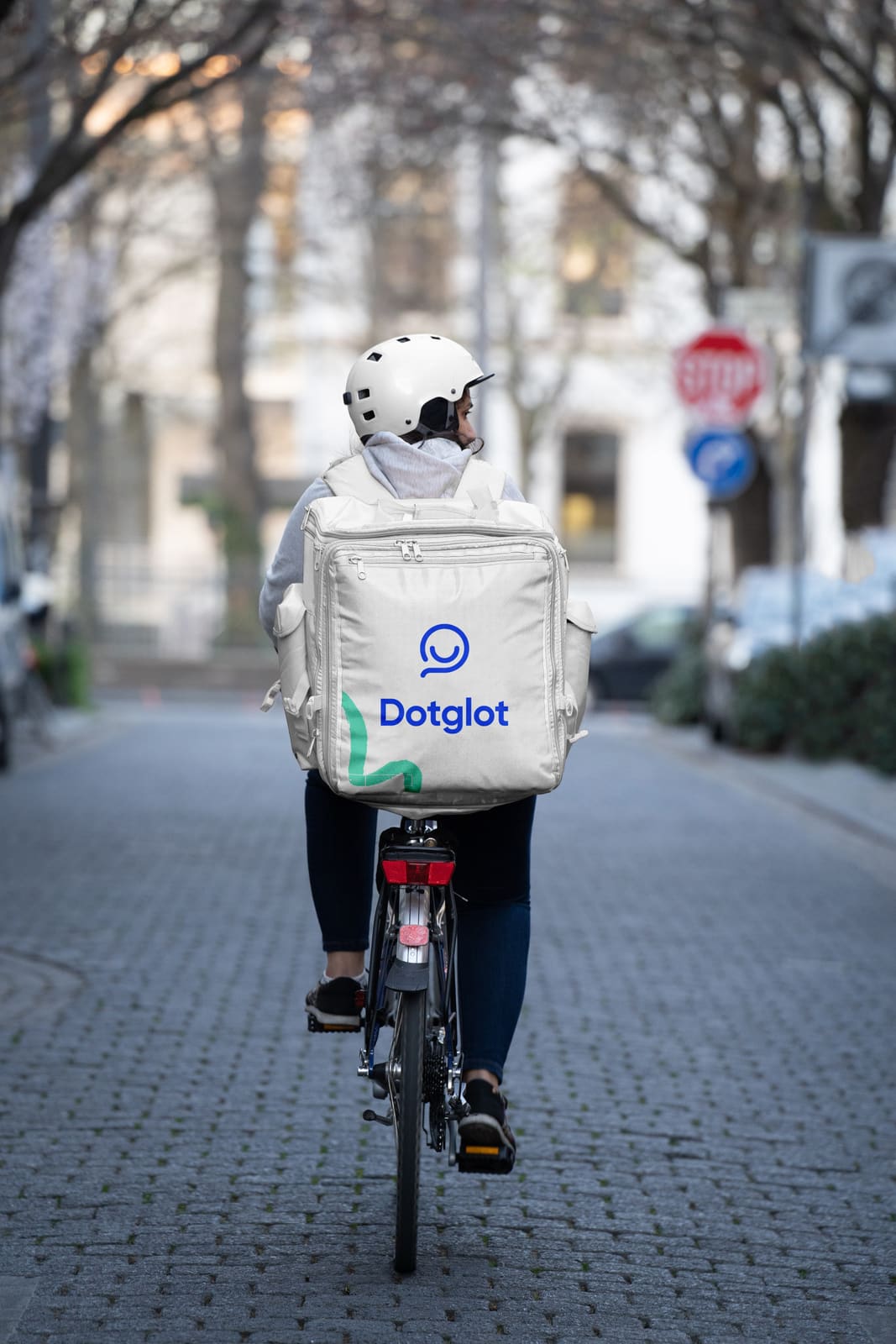 Dotglot velokurjers pilsētā ar piegādes somu